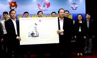 Ho Chi Minh Communist Youth Union receives maps on Hoang Sa and Truong Sa