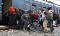 Czechs to further boost migrant checks on Austrian border