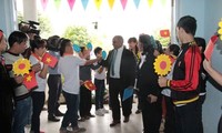 UNICEF Chief Representative presents gifts to disadvantaged children in Da Nang
