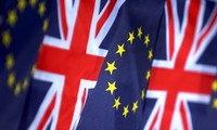 British voters hesitate about staying or leaving the EU