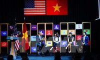 US President Barack Obama meets young Vietnamese entrepreneurs 