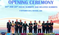 Prime Minister Nguyen Xuan Phuc attends ASEAN Summit with partners