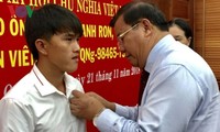 Quang Ngai fisherman honored for saving people at sea