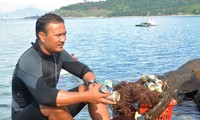“Trash collecting director” inspires environment protection in Da Nang