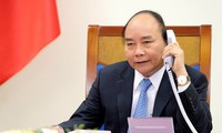 PM Nguyen Xuan Phuc discusses COVID-19 fight with Chinese counterpart