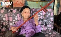 100-year-old artisan dedicated to performing Then singing 