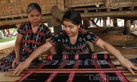 Unique Zeng weaving of Ta Oi ethnic minority 