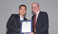 First Vietnamese wins award of UK Royal Aeronautical Society