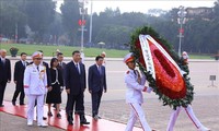 Chinese Party leader and President Xi Jinping pays tribute to President Ho Chi Minh