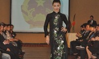Áo dài Việt nam gây ấn tượng tại Buenos Aires
