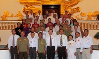 Phó Thủ tướng Vũ Văn Ninh tiếp đoàn đại biểu người có công tỉnh Cà Mau  