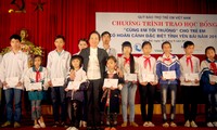 Phó Chủ tịch nước Nguyễn Thị Doan trao học bổng cho trẻ em có hoàn cảnh đặc biệt