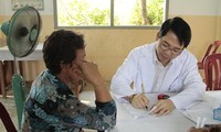 Đoàn bác sĩ Việt Nam đến với bệnh nhân nghèo Campuchia