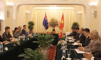 Chủ tịch Quốc hội Nguyễn Sinh Hùng hội đàm với Chủ tịch Hạ viện Australia Anna Burke 