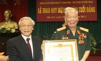 Tổng Bí thư Nguyễn Phú Trọng trao Huy hiệu 75 năm tuổi Đảng tặng Đại tướng Lê Đức Anh 