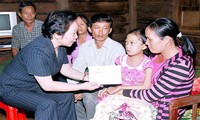 Học sinh nghèo các tỉnh miền Trung được trao học bổng “Cùng em đến trường” 