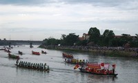 Bạn nghe đài hỏi về thủ tục xin visa du lịch; thông tin về lễ hội đua thuyền ở Quảng Bình 