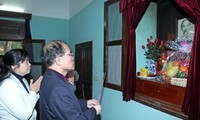 Chủ tịch Quốc hội Nguyễn Sinh Hùng dâng hương tưởng nhớ Chủ tịch Hồ Chí Minh