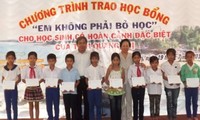 Quỹ bảo trợ trẻ em Việt Nam trao học bổng "Em không phải bỏ học"
