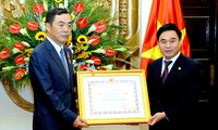 Trao tặng Huân chương hữu nghị cho Đại sứ Trung Quốc