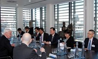 Phó Thủ tướng Vũ Văn Ninh thăm làm việc với Thị trưởng Khu tài chính London 