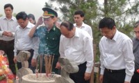 Phó Thủ tướng Nguyễn Xuân Phúc dâng hương viếng mộ Đại tướng Võ Nguyên Giáp 