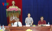 Phó Chủ tịch nước Nguyễn Thị Doan tặng quà gia đình chính sách tỉnh Quảng Trị 