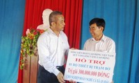 Chủ tịch Tổng Liên đoàn Lao động Việt Nam thăm, tặng quà ngư dân Quảng Ngãi 