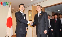 Trưởng ban tổ chức Trung ương Tô Huy Rứa tiếp Ngoại trưởng Nhật Bản Fumio Kishida 