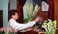  Thủ tướng Nguyễn Tấn Dũng dâng hương tưởng niệm Chủ tịch Hồ Chí Minh