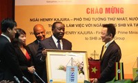 Phó Thủ tướng Nguyễn Xuân Phúc tiếp Phó Thủ tướng Uganda