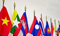 Thủ tướng Nguyễn Tấn Dũng chuẩn bị tham dự Hội nghị cấp cao ASEAN lần thứ 25 tại Myanmar
