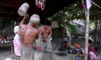 Làng quết cốm dẹp Ba So đón tết Okombok