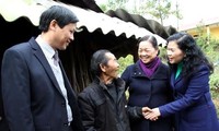 Trưởng Ban Dân vận Trung ương Hà Thị Khiết thăm, tặng quà gia đình chính sách tỉnh Lai Châu