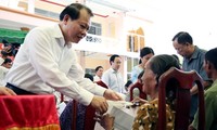 Lãnh đạo Đảng, Nhà nước thăm, tặng quà Tết các hộ nghèo, gia đình chính sách