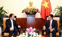 Phó Thủ tướng, Bộ trưởng Ngoại giao Phạm Bình Minh tiếp Quốc Vụ khanh Bộ Ngoại giao Anh Hugo Swire