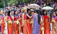 Tưng bừng vui Tết cổ truyền Bun Pi May 2015 của Lào  