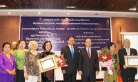 Lào tặng Huân chương Lao động cho nguyên giảng viên Học viện Âm nhạc Việt Nam 