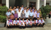 Phó Chủ tịch nước Nguyễn Thị Doan thăm, tặng quà Trung tâm công tác xã hội tỉnh Hòa Bình 