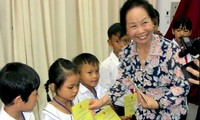 Phó chủ tịch nước Nguyễn Thị Doan trao học bổng cho trẻ em tỉnh Hậu Giang
