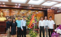 Phó Tổng giám đốc Đài TNVN Vũ Hải tặng hoa, chúc mừng Ủy ban nhân dân Thành phố Hà Nội