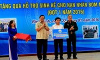 Trao quà sinh kế tặng nạn nhân bom mìn tỉnh Bình Định