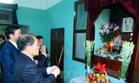 Chủ tịch Quốc hội Nguyễn Sinh Hùng chúc Tết các vị nguyên lãnh đạo Đảng, Nhà nước