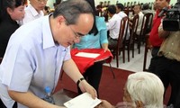 Chủ tịch UBTWMTTQ Việt Nam Nguyễn Thiện Nhân thăm và tặng quà gia đình chính sách tỉnh Trà Vinh