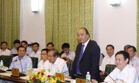 Thủ tướng Nguyễn Xuân Phúc họp với các thành viên Chính phủ gỡ khó cho doanh nghiệp