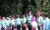 Đoàn giáo viên, học sinh Việt kiều Thái Lan về thăm quê Chủ tịch Hồ Chí Minh 