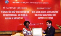 Trao kỷ niệm chương vì sự nghiệp nông nghiệp cho bà Victoria Kwakwa nguyên Giám đốc WB tại Việt Nam 