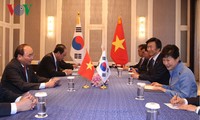 Thủ tướng Nguyễn Xuân Phúc tiếp xúc song phương bên lề Hội nghị Cấp cao ASEM 11 