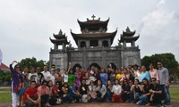 Đoàn giáo viên tập huấn dạy tiếng Việt tìm hiểu mảnh đất Ninh Bình