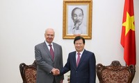 Phó Thủ tướng Chính phủ Trịnh Đình Dũng tiếp Đại sứ Liên bang Nga tại Việt Nam Konstantin Vnukov